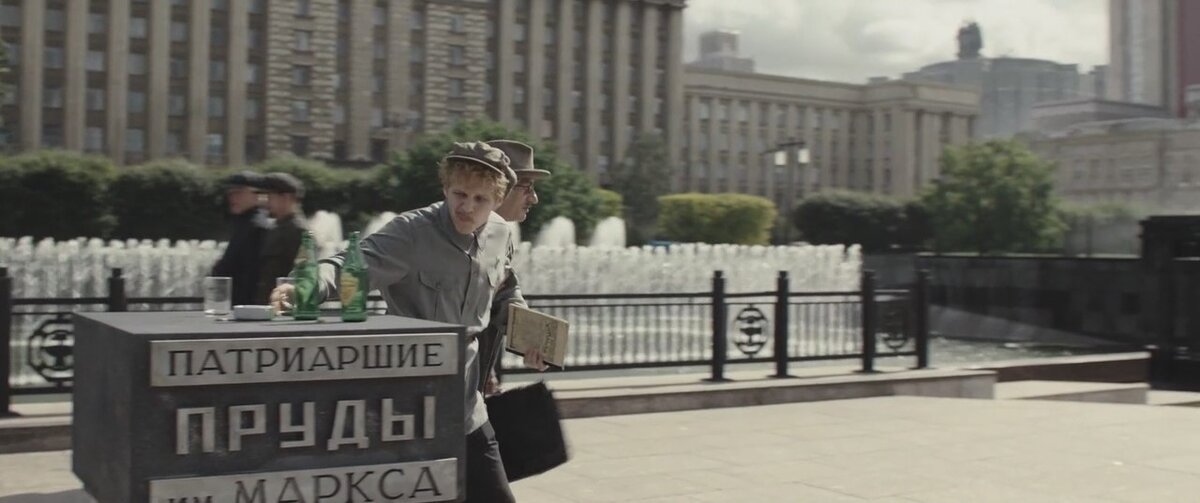 Наконец-то нет бесящего вступления, в котором артисты натужно икают. Это уже успех. 