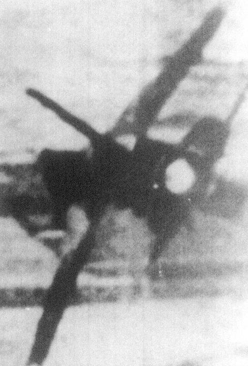 
F-105 в кадре ФКП Фан Ван Тука. Видны 4 секции выпущенных воздушных тормозов. Подвешенное на подкрыльевых узлах больше похоже на блоки НАР LAU-3A с несброшенными крышками, чем на ракету AGM-45, в таком случае это Crab 2.