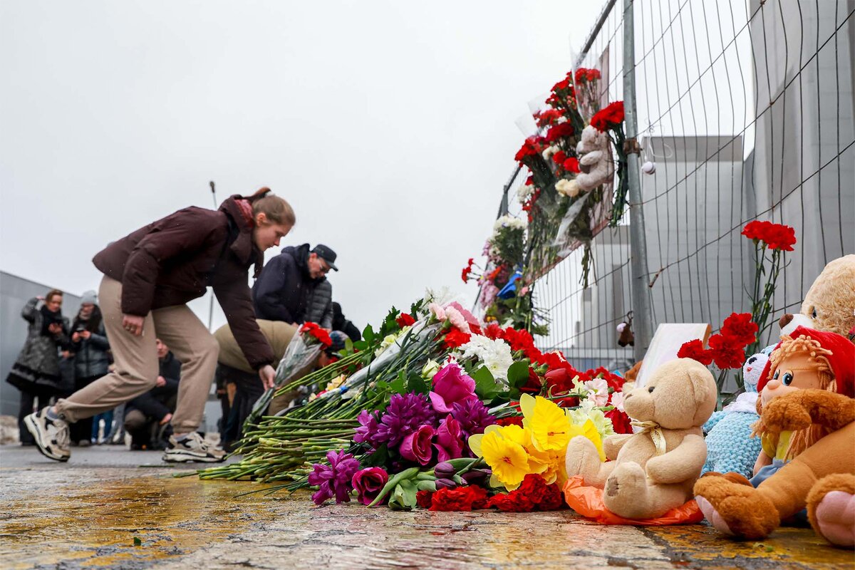    Стихийный мемориал в память о погибших при теракте у здания концертного зала «Крокус Сити Холл»