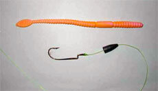 «Техасская оснастка» или «Техасский риг»: лесочный поводок (вполне подойдет и основная леска, - та, которая намотана на катушку), свинцовое пулевидное грузило с раззенкованным тупым концом (специальное для техасских оснасток), офсетный крючок, приманка – силиконовый червь, оптимизированный для использования с офсетными крючками.