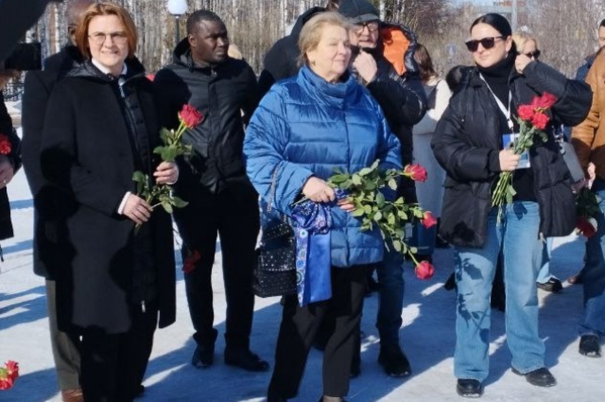    На возложении цветов к памятнику в Ханты-Мансийске.