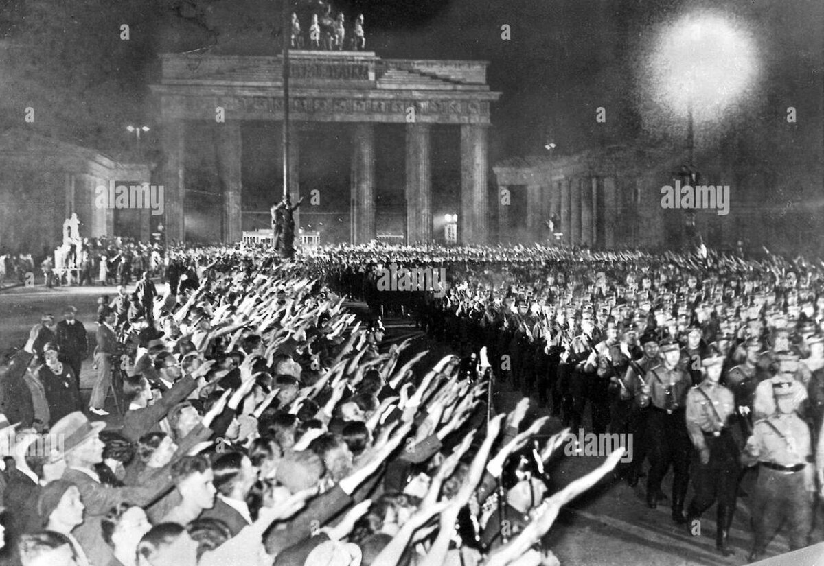 В январе 1933 года Борман уже стоял за спиной Адольфа Гитлера