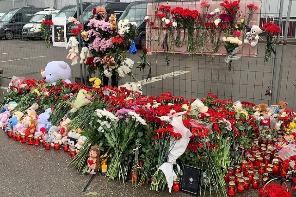    Трое попавших на видео с расстрелом в упор в «Крокусе» чудом выжили