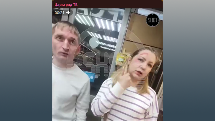    Сумевший вывести жену мужчина рассказал, что спас две семьи с маленькими детьми, когда все в панике бросились к выходу. Скрин: ТГ-канал Царьград ТВ.