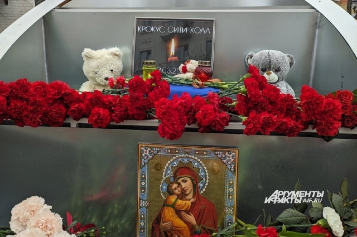    Появились фотографии со стихийного мемориала жертвам теракта в Твери