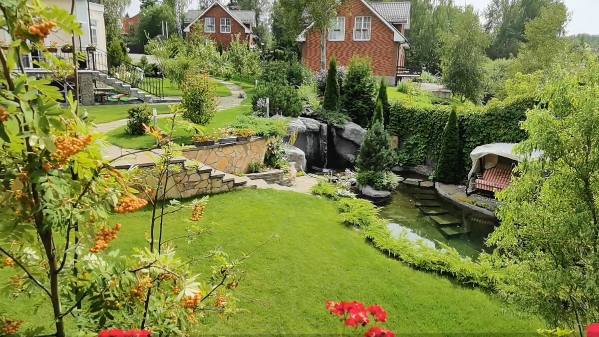 Двухуровневый газон: у дома и спускающийся к ручью по склону.