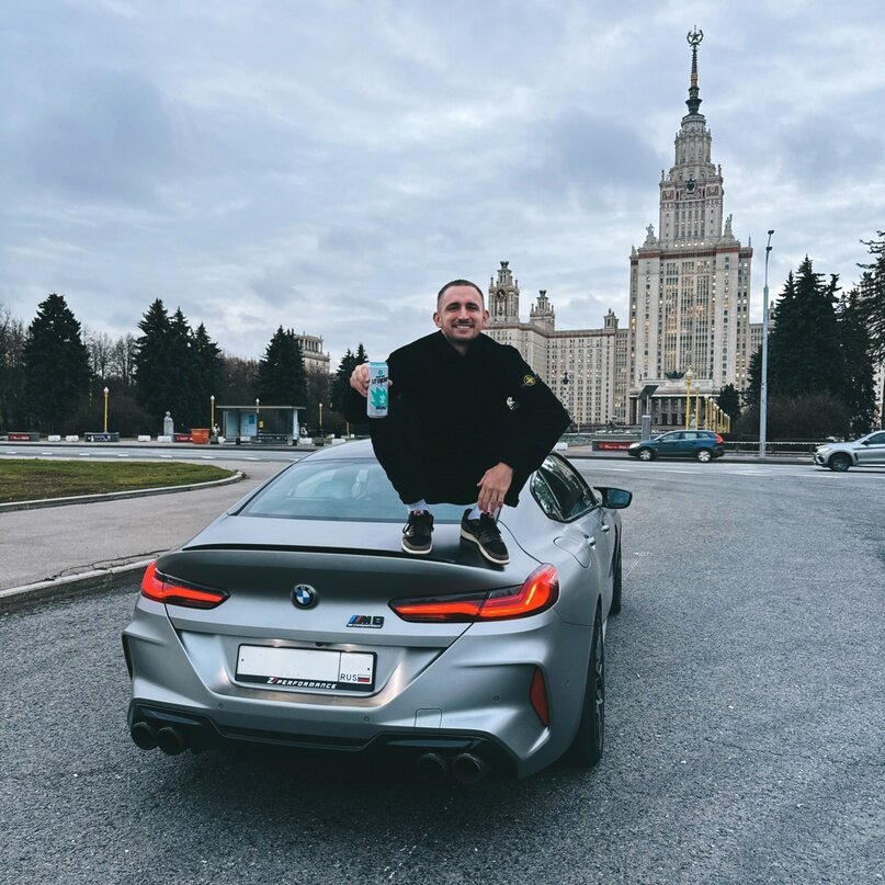 Вкус у этого парня то что надо 🦾😎