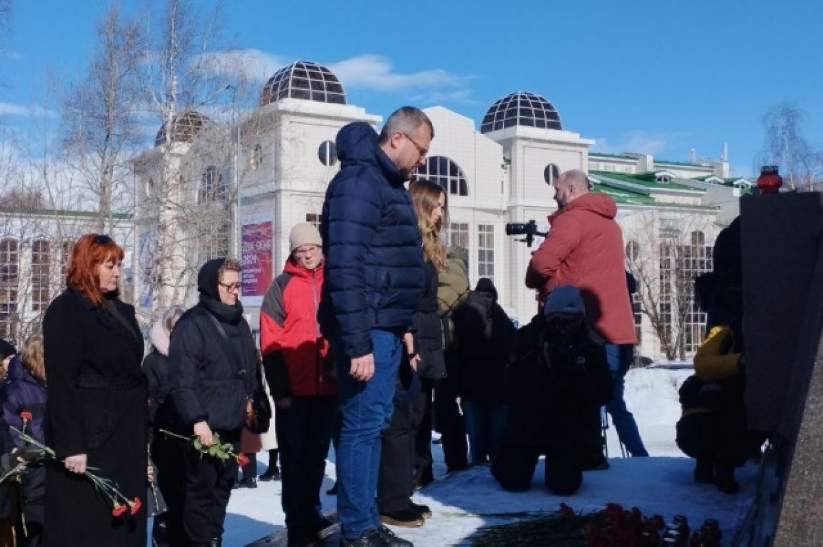    В Ханты-Мансийске возложили цветы в память о погибших.