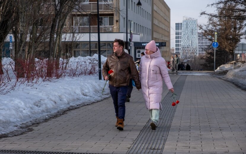    Жители Ижевска несут цветы и свечи к мемориалу. Фото: Сергей Грачев