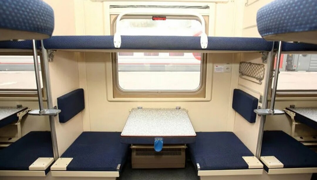 нижняя боковушка не имеет столика, это цельное место для лежания