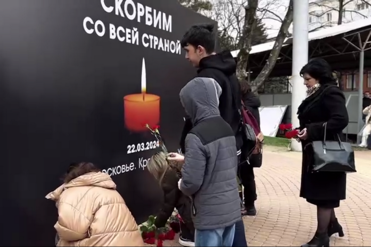    Жители КЧР несут цветы к мемориалу памяти жертв теракта в Подмосковье