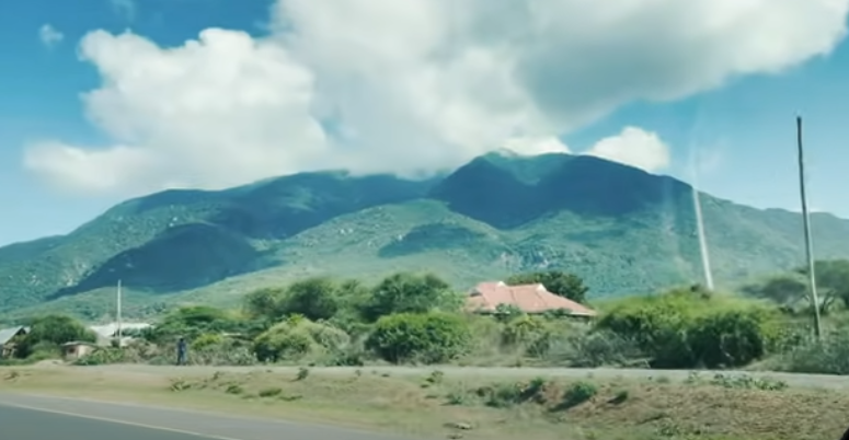 Едим по  Танзании на машине.