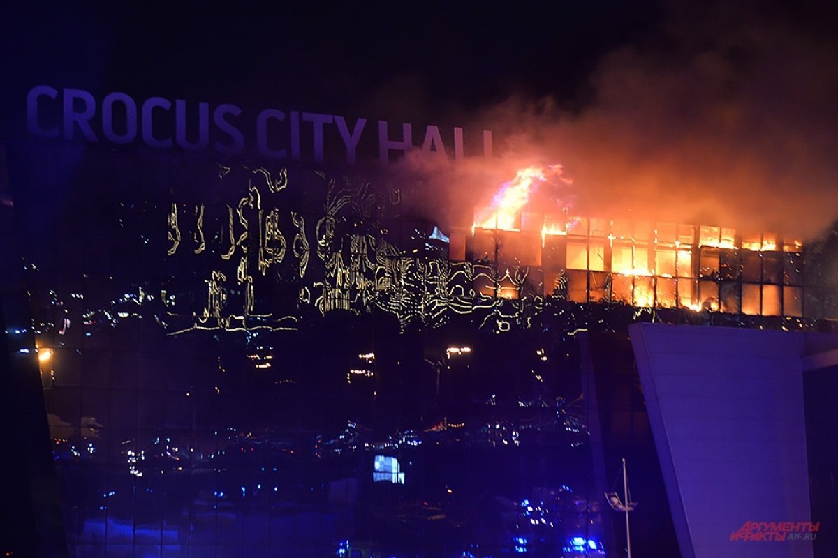    Здание было объято пожаром.