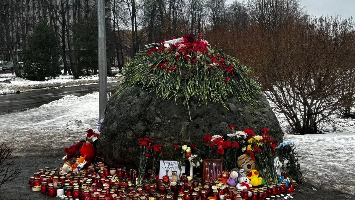     Акции памяти жертв теракта прошли и в других городах Карелии.