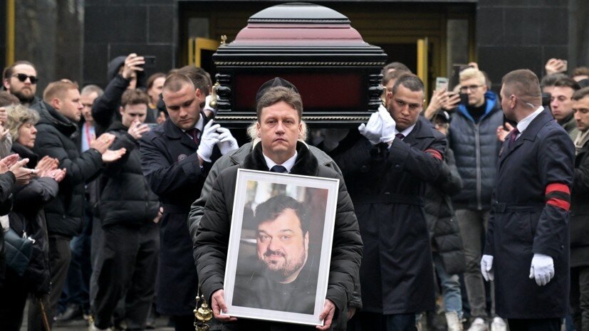     Церемония прощания с известным футбольным комментатором и блогером Василием Уткиным РИА Новости Евгений Биятов