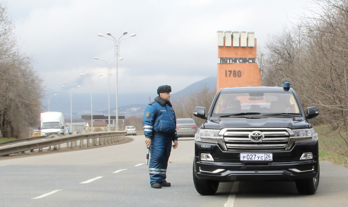 Модель Land Cruiser 200. Производитель Kyosho. Масштаб 1:18.