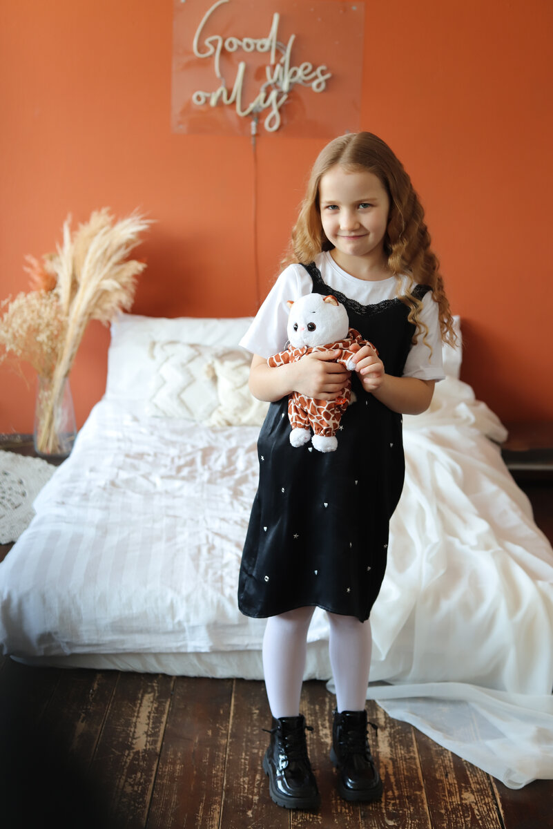 Мелания везде ходит с Лилиткой - котом, которого подарила ей бабушка. Она настолько с ним близка, что он даже не очень чист: возле рта уже появились следы от многочисленных завтраков