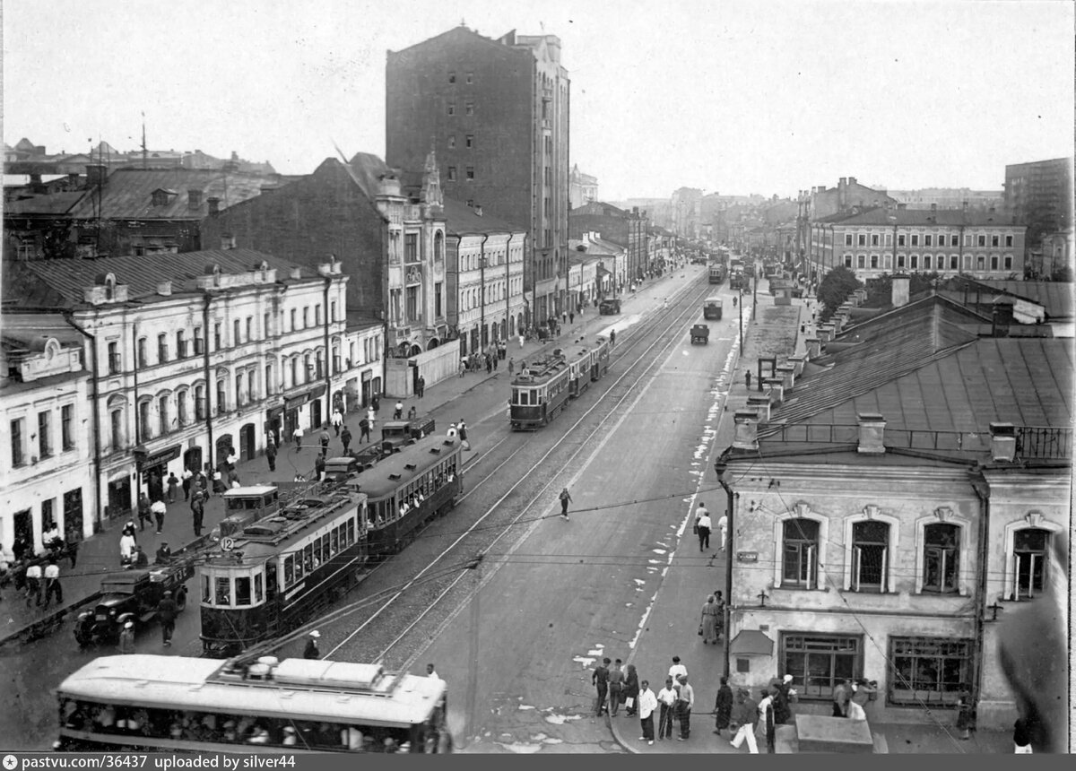 Трамвай Б (дальний) на Садовой-Каретной улице, 1935-1936. Вид в сторону Триумфальной площади. С сайта www.pastvu.com.