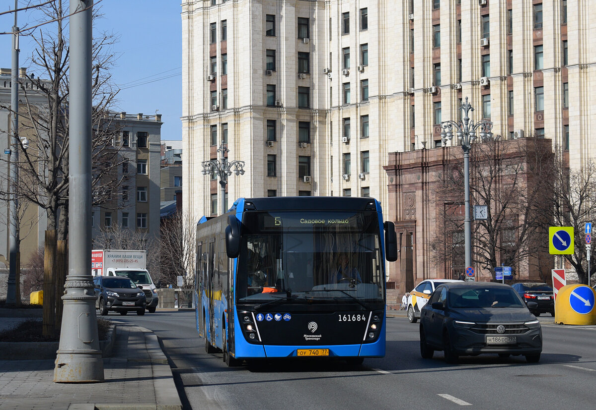 Автобус Б около метро "Красные ворота", 2022. Фото Я. Кораблёва, отсюда: https://fotobus.msk.ru