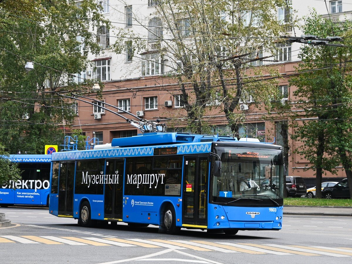 Прошлое и настоящее городского электротранспорта Москвы. Спереди музейный маршрут троллейбуса. Сзади - электробус, 2020. Фото сделано на Спартаковской улице. Отсюда: https://transphoto.org