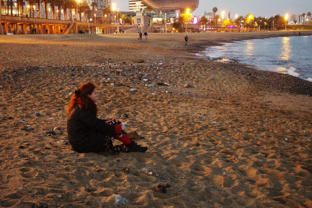 Автор сидит на одном из восьми пляжей Барселонетты, вспоминает былое