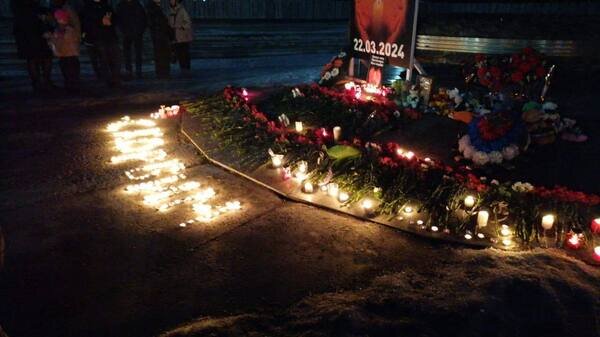    Жители Орска пришли в Сквер Славы почтить память жертв теракта в Подмосковье