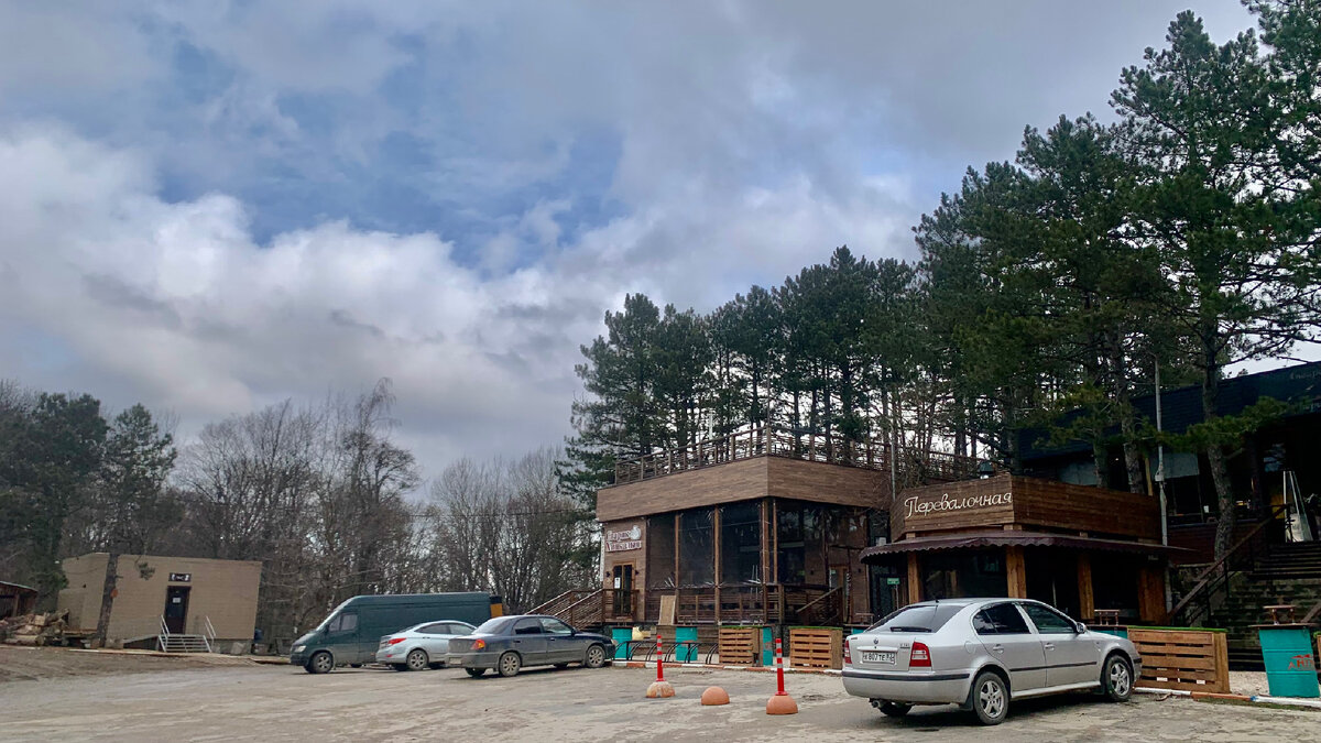 Парковка вмещает всего сотню машин, остальные ютятся на обочинах и прямо на трассе