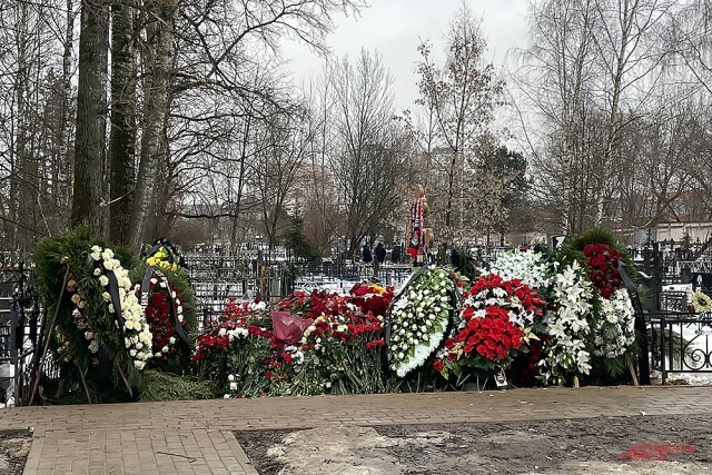    Что близкие и родственники оставили на могиле Василия Уткина?
