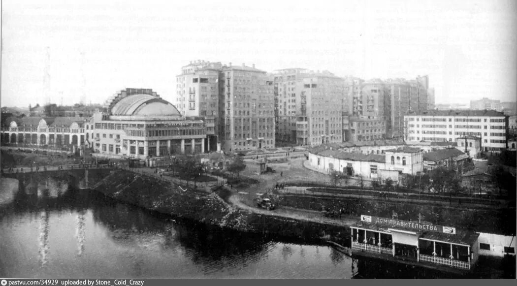 "Дом на набережной" с пристанью на Водоотводном канале и старые торговые лабазы на "Болоте" 1932 г. https://pastvu.com/p/34929.