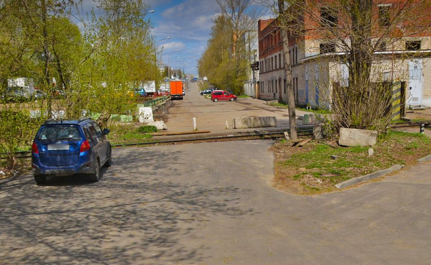 Так выглядела Деловая улица ближе к Севанской улице в 2021 году. Нельзя было проехать через Ж/Д-пути, объезд в ~2 км. Яндекс.Панорама.