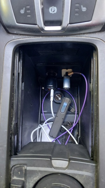 Нож в консоли у подлокотника водителя