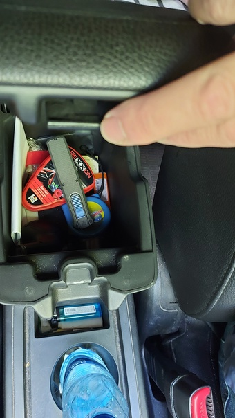 Нож в консоли у подлокотника водителя