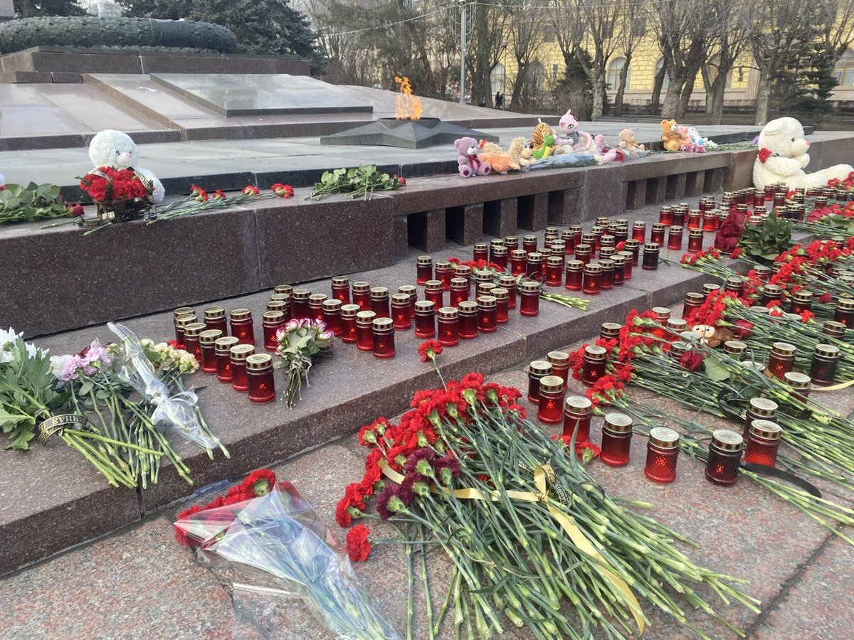 Сегодня возлагали цветы у мемориала в нашем городе