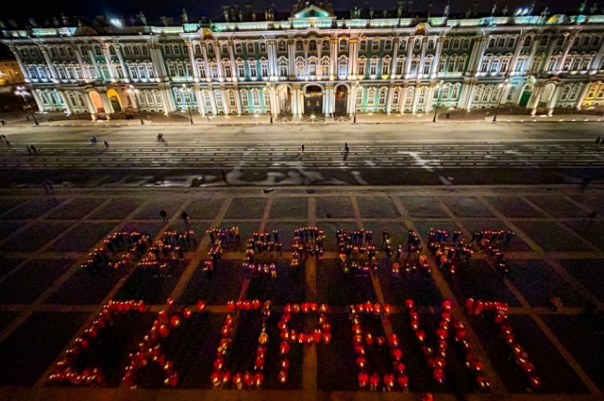    Петербуржцы провели флешмоб в знак солидарности с жертвами теракта в Москве