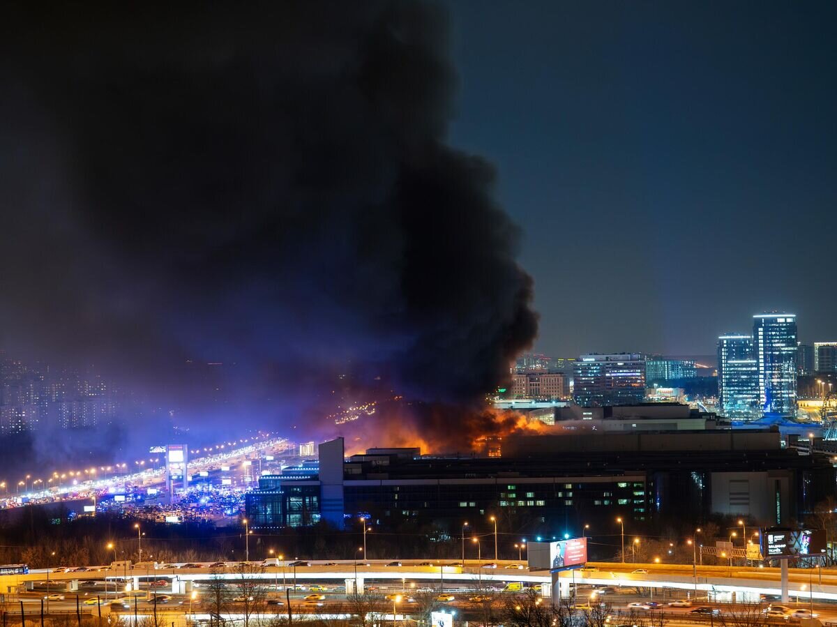    Горящий верхний этаж концертного зала "Крокус Сити Холл", где произошла стрельба© РИА Новости / Владимир Сергеев