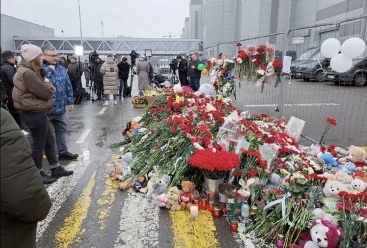 Мемориал неподвлеку от здания в Красногорске, где произошла трагедия. Фото: Виктория Колодонова/NEWS.ru
