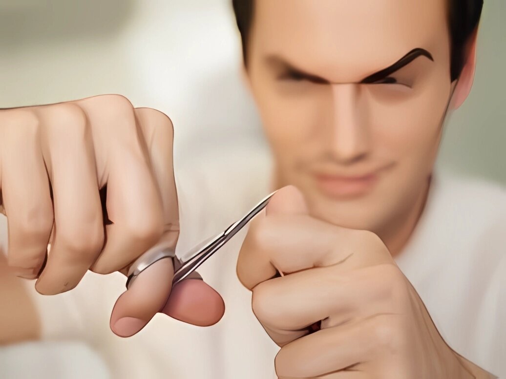 Мужчина, стрижёт ногти