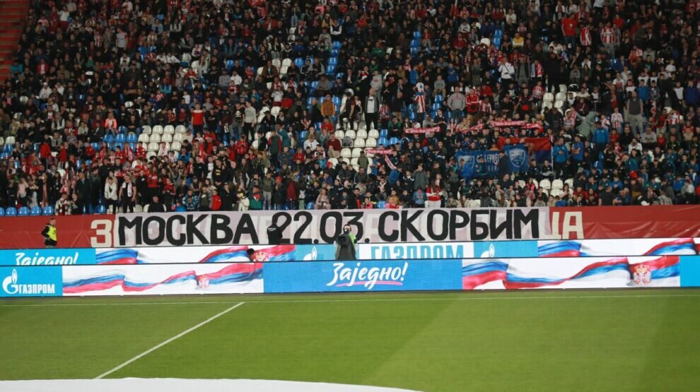    Фанаты «Црвены Звезды» устроили перфоманс в поддержку России во время товарищеского матча с «Зенитом». Фото: ФК «Зенит»