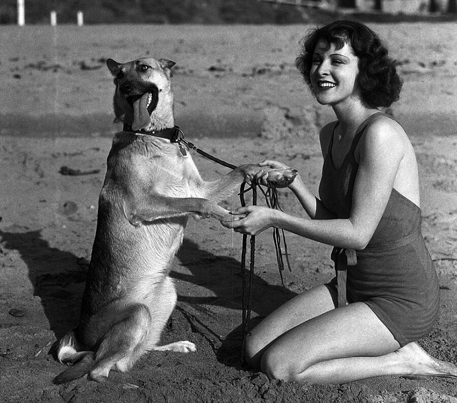 Актриса Фрэнсис Ди на пляже 