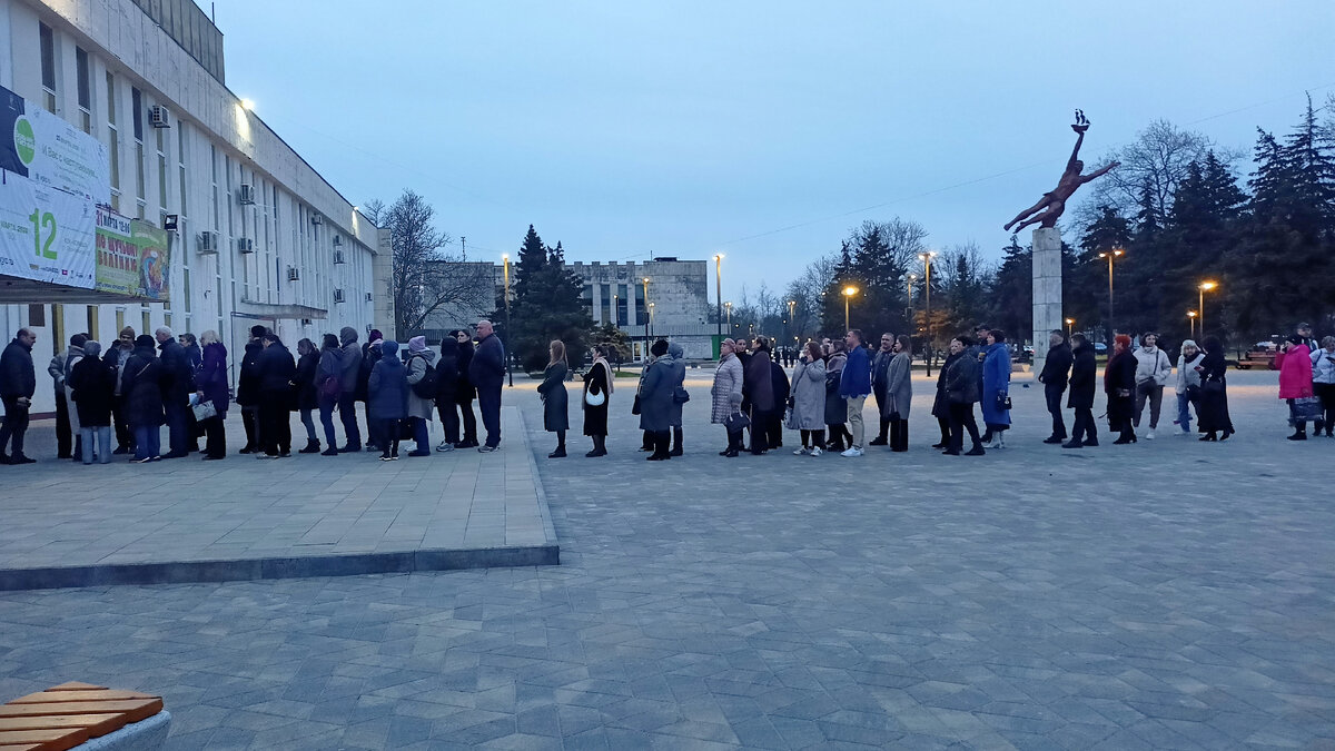 Очередь в Керчи 12 марта 2024 года при входе на спектакль "12" Никиты Михалкова. Фото Елены Кузнецовой.
