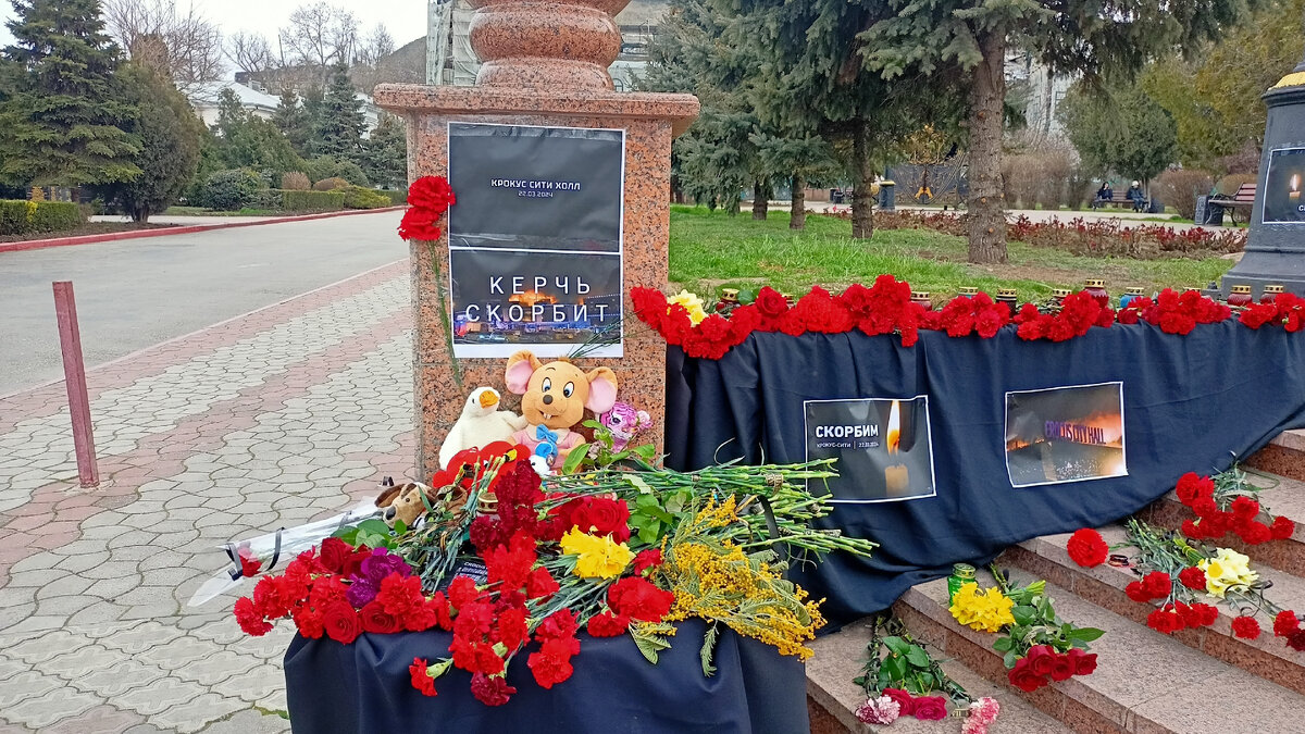 Мемориал в Керчи в память о погибших в Крокус-Сити 22 марта 2024 года. Фото Елены Кузнецовой.