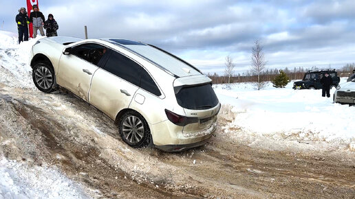 Мажорик на Acura показывает как надо ломать машину и чуть не сбивает людей