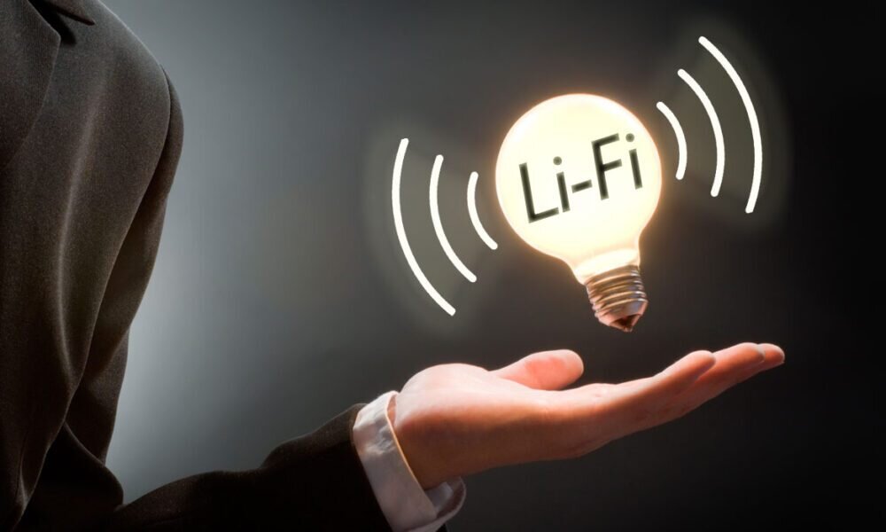 Быстрый новый интернет. Li-Fi vs Wi-Fi. Light Fidelity (li-Fi). Li Fi технология. Беспроводная связь li Fi.