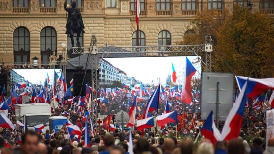    Тысячи человек провели антиправительственный митинг в центре Праги Андрей Бурков