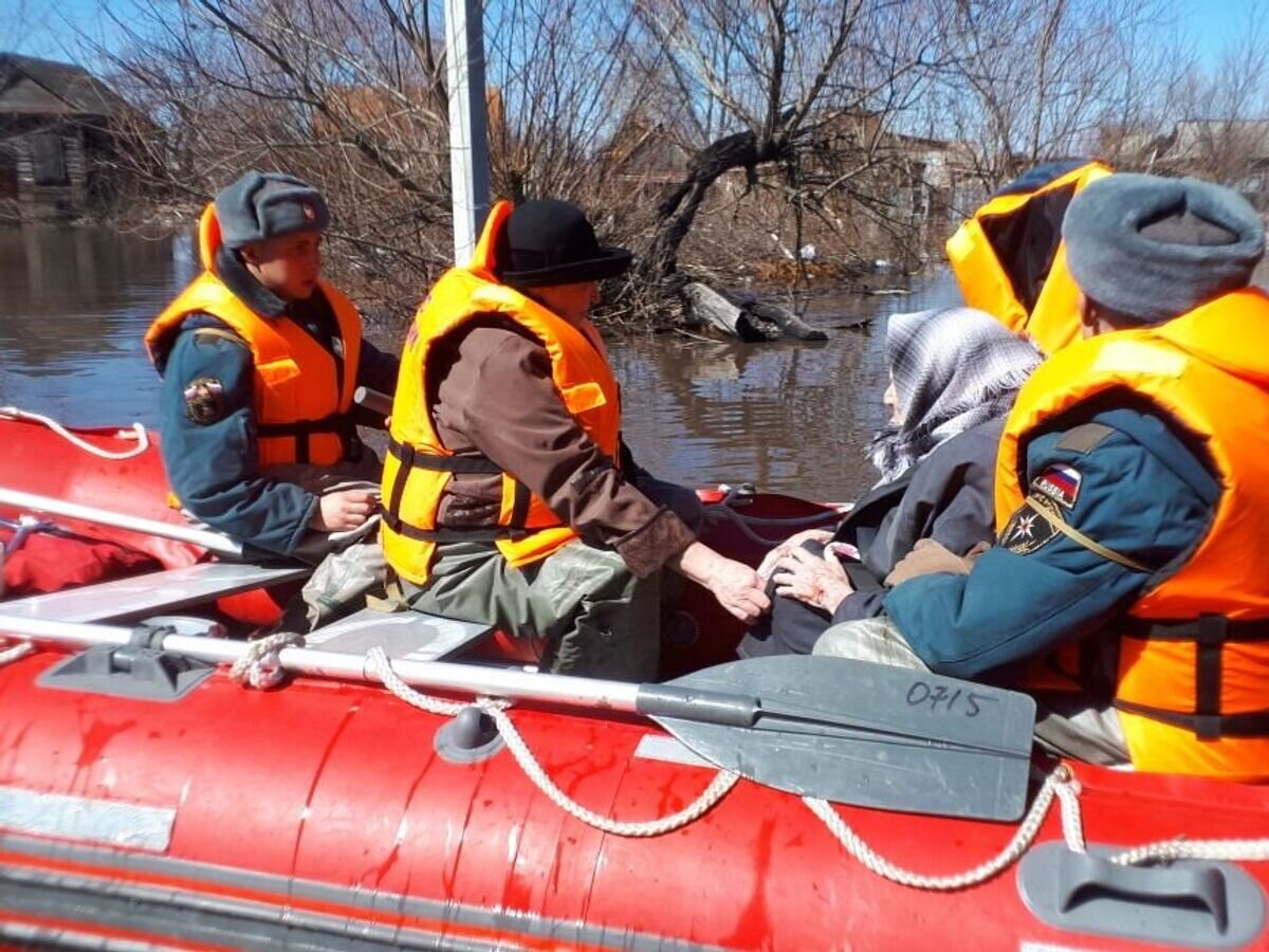     Помощь людям во время половодья в Пензенской области. 12 апреля 2018© Фото : предоставлено МЧС РФ