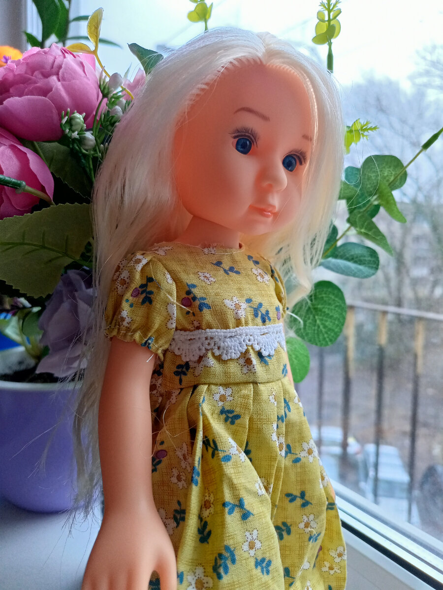 Кукла 1 играть. Куклы барби с детьми. Девочка с куклой на белом фоне. Кукла 1 играть. Игры детей в куклы.