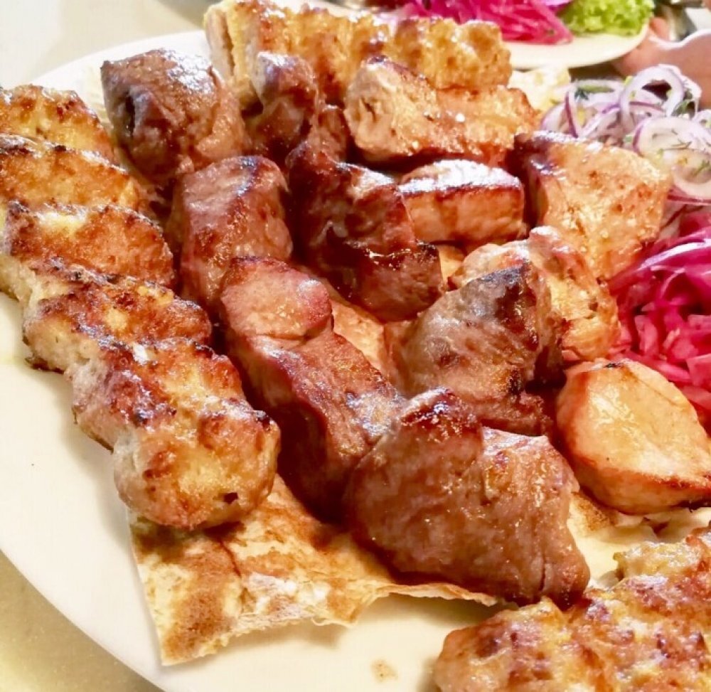 Ашан ассорти из колбасок. Шашлык нахабино. Подача свиной вырезки подача высокая кухня. Шашлык нахабино. Сет пицца и бургеры.