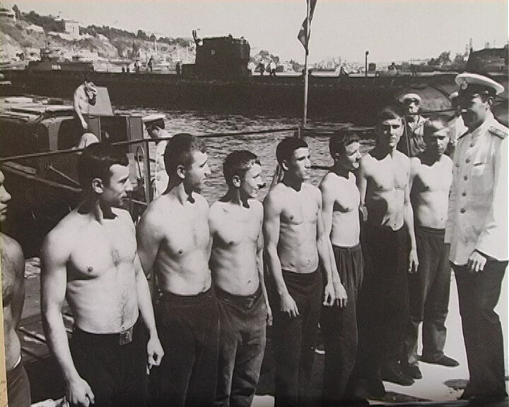 мужчина с рюкзаком. по возвращению из похода. туристический поход. туристический поход. возвращение из похода.