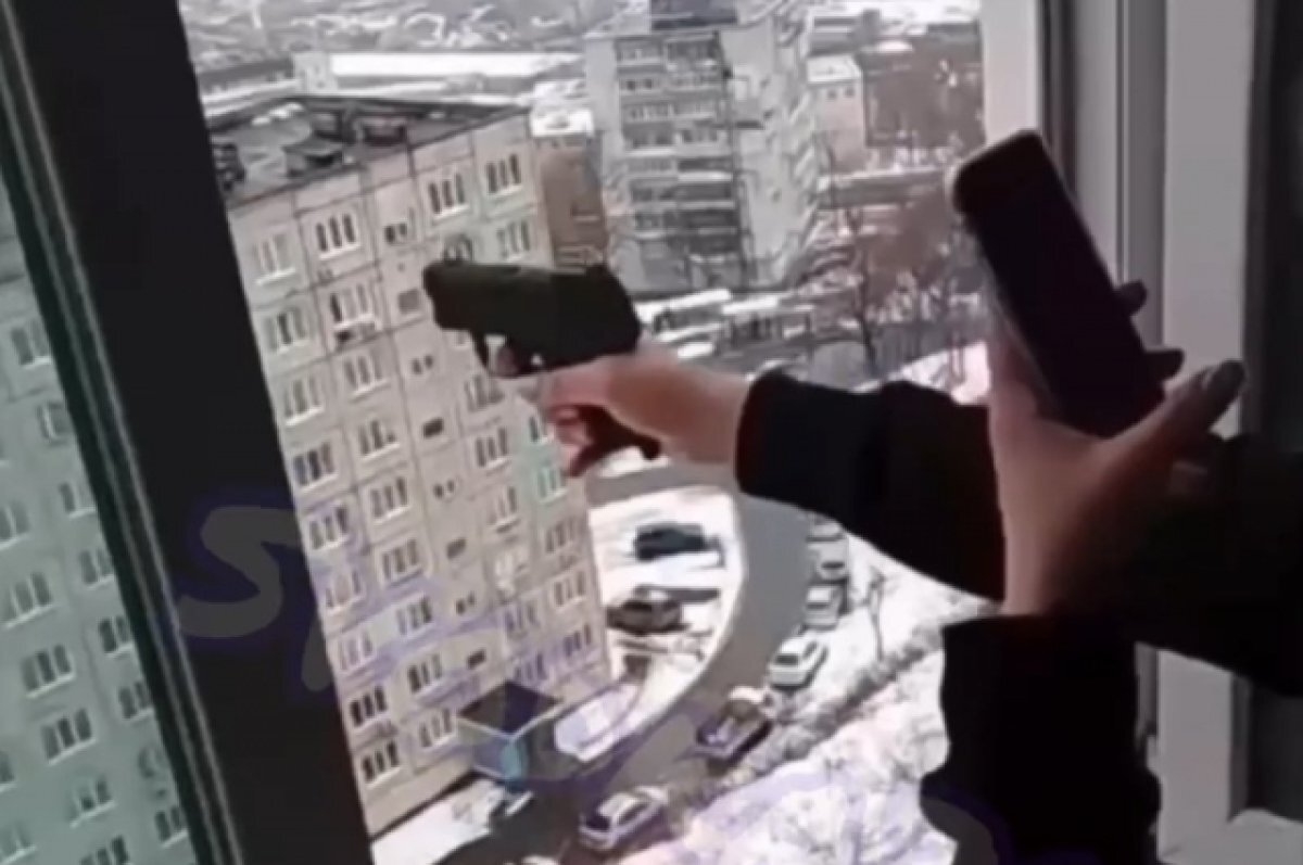    Полиция Владивостока ищет девушку, стрелявшую из пистолета из окна дома