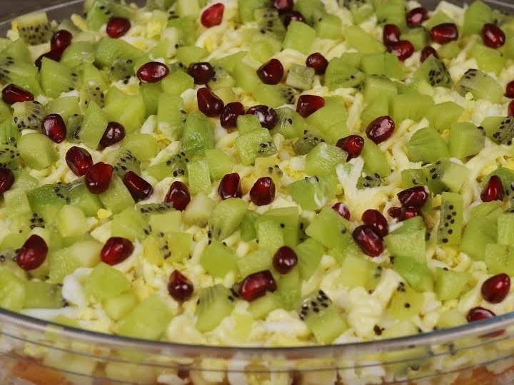 Необычный праздничный салат: он съедается одним из первых